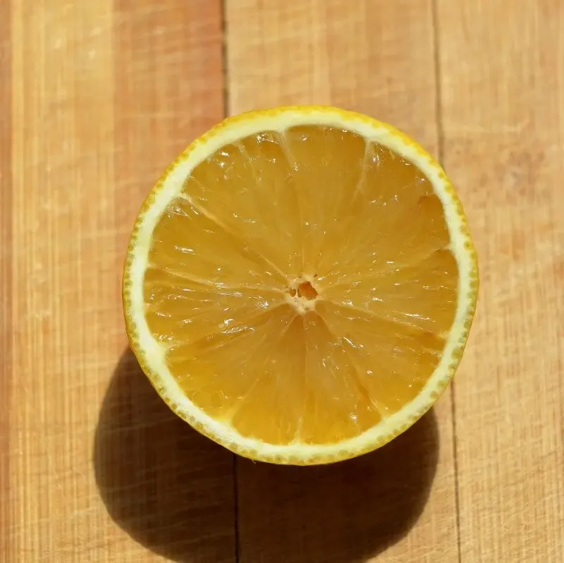 Beneficios de usar la vitamina C para reducir las manchas