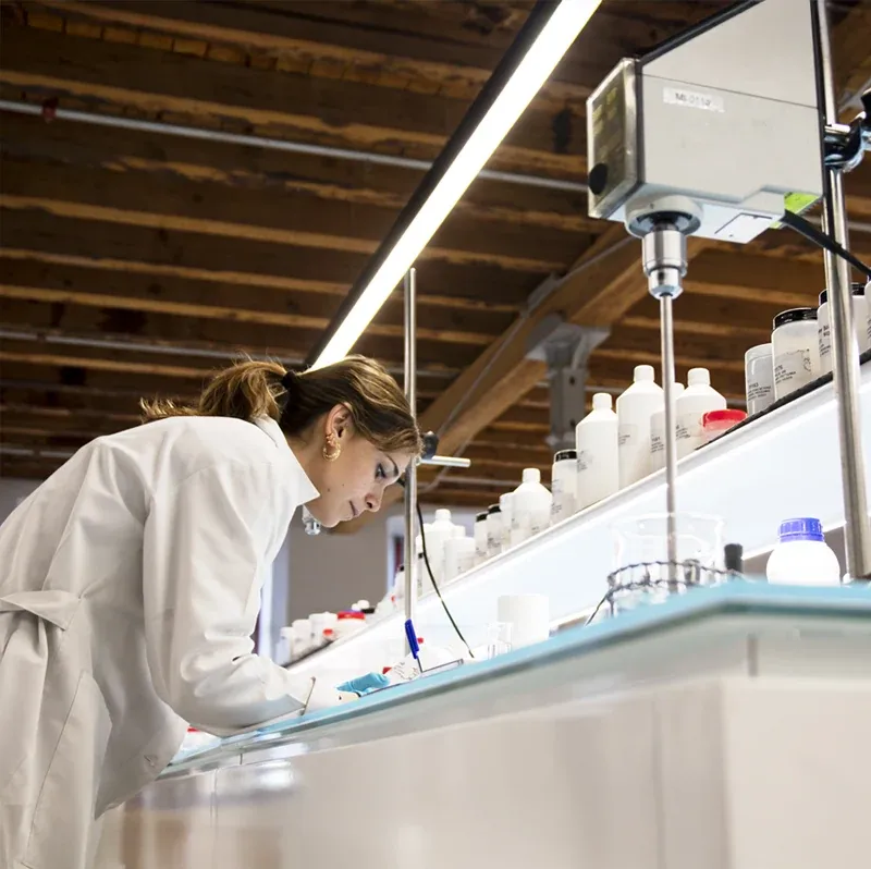 Femme dans un laboratoire